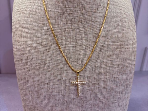 Cadena cruz con perlas by savia