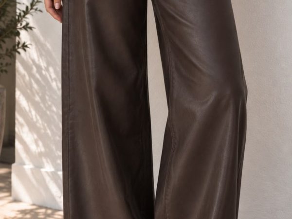 Pantalón de cuerina strectch café